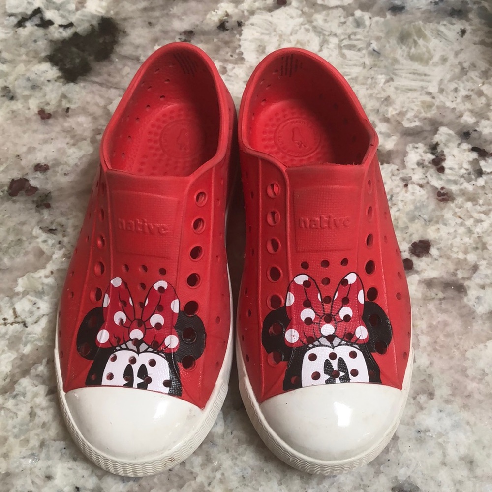 Minnie Mouse natives
